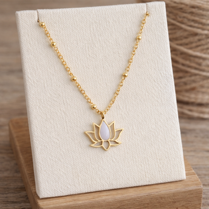 Collier Lotus nacré doré – Élégance et sérénité