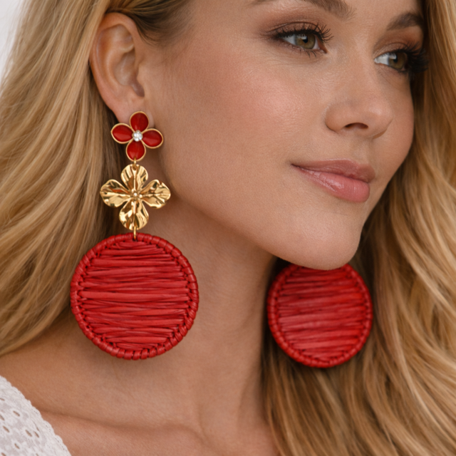 Boucles d’oreilles pendantes fleurs & raphia – 3 coloris
