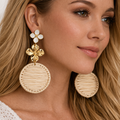 Boucles d’oreilles pendantes fleurs & raphia – 3 coloris