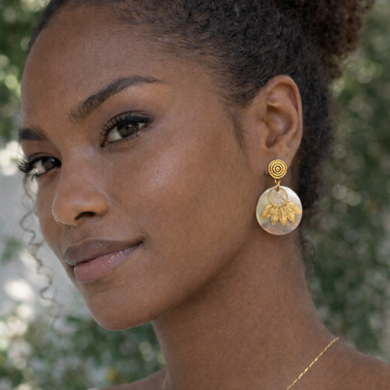 Boucles d’oreilles Nacre Feuillage dorées – Esprit bohème chic