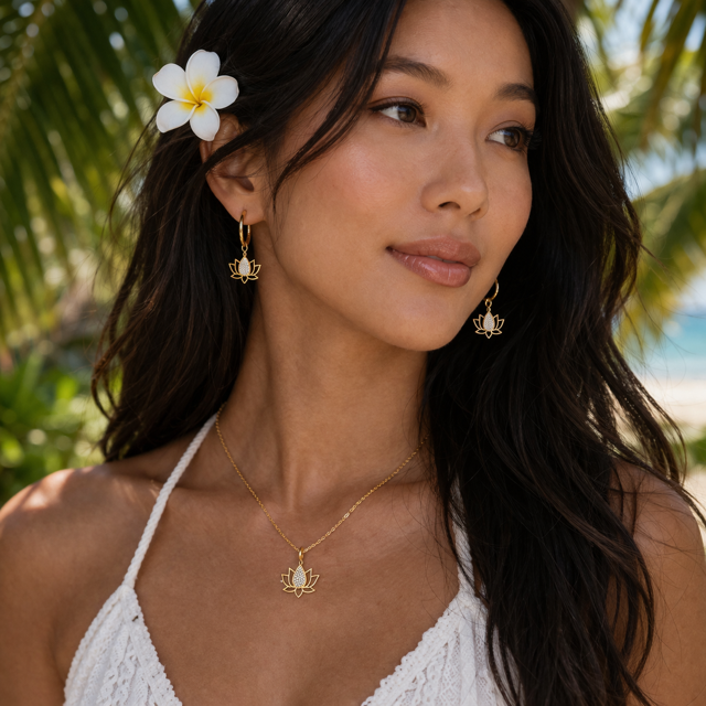 Collier Lotus nacré doré – Élégance et sérénité