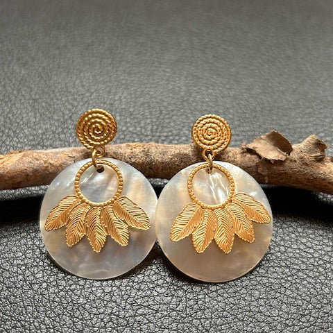 Boucles d’oreilles Nacre Feuillage dorées – Esprit bohème chic